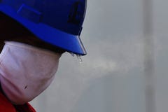 Xinjiang, Κίνα: Εργαζόμενοι πετρελαίου που αναπνέουν στον πόλεμο “39 “πάγου στοκ φωτογραφίες με δικαίωμα ελεύθερης χρήσης Xinjiang, Κίνα: Εργαζόμενοι πετρελαίου που αναπνέουν στον πόλεμο “39 “πάγου στοκ φωτογραφίες με δικαίωμα ελεύθερης χρήσης