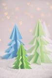 Xmas-träd för origami 3D från papper på vita bakgrunds- och bokehljus GLAD JUL OCH KORT FÖR NYTT ÅR pappers- konststil Kopierings royaltyfri foto Xmas-träd för origami 3D från papper på vita bakgrunds- och bokehljus GLAD JUL OCH KORT FÖR NYTT ÅR pappers- konststil Kopierings royaltyfri foto