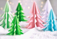 Xmas-träd för origami 3D från papper på vita bakgrunds- och bokehljus GLAD JUL OCH KORT FÖR NYTT ÅR pappers- konststil Kopierings fotografering för bildbyråer Xmas-träd för origami 3D från papper på vita bakgrunds- och bokehljus GLAD JUL OCH KORT FÖR NYTT ÅR pappers- konststil Kopierings fotografering för bildbyråer