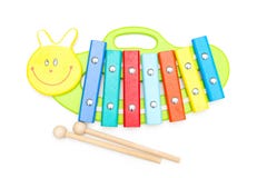 Xylophone en bois lumineux de jouet sur un fond blanc Escroquerie d'éducation photographie stock libre de droits Xylophone en bois lumineux de jouet sur un fond blanc Escroquerie d'éducation photographie stock libre de droits