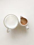 Xícara de café com creme no fundo branco fotografia de stock royalty free Xícara de café com creme no fundo branco fotografia de stock royalty free