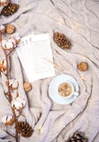 Xícara de café com formas dos corações, páginas do diário para escrever planos novos ou presentes da compra, ramo do algodão, con imagens de stock Xícara de café com formas dos corações, páginas do diário para escrever planos novos ou presentes da compra, ramo do algodão, con imagens de stock