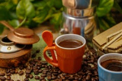 Xícaras de café alaranjadas e azuis, fabricante de café do potenciômetro do moka, fogão velho do álcool e cookies fotos de stock Xícaras de café alaranjadas e azuis, fabricante de café do potenciômetro do moka, fogão velho do álcool e cookies fotos de stock