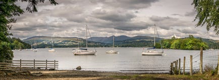 Yachst auf einem See angesehen durch Bäume lizenzfreie stockfotografie Yachst auf einem See angesehen durch Bäume lizenzfreie stockfotografie