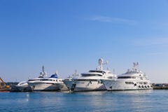 Yacht ancorati in porto Pierre Canto a Cannes fotografia stock Yacht ancorati in porto Pierre Canto a Cannes fotografia stock