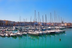 Yacht bianchi sulla costa nell'ora legale immagini stock libere da diritti Yacht bianchi sulla costa nell'ora legale immagini stock libere da diritti