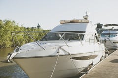 Yacht blanc ancré au parc de Hangang, Séoul, Corée du Sud image stock Yacht blanc ancré au parc de Hangang, Séoul, Corée du Sud image stock