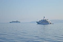 Yacht blanc et un croiseur sur la mer Corfou voisine photos libres de droits Yacht blanc et un croiseur sur la mer Corfou voisine photos libres de droits