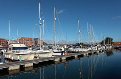 Yacht di lusso nel porto di Weymouth in Dorset immagini stock Yacht di lusso nel porto di Weymouth in Dorset immagini stock