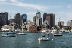 Yacht et bateaux à voile sur Charles River devant l'horizon de Boston dans le Massachusetts Etats-Unis un jour ensoleillé d'été Photos libres de droits Yacht et bateaux à voile sur Charles River devant l'horizon de Boston dans le Massachusetts Etats-Unis un jour ensoleillé d'été Photos libres de droits