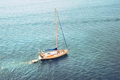 Yacht isolé dans l'océan. bateau de pêche en mer Photo stock Yacht isolé dans l'océan. bateau de pêche en mer Photo stock