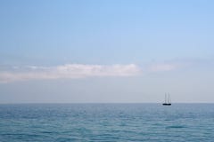 Yacht isolé en mer bleue calme photographie stock libre de droits Yacht isolé en mer bleue calme photographie stock libre de droits
