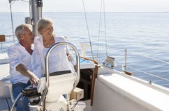 Yacht o barca a vela senior felice di navigazione delle coppie immagine stock Yacht o barca a vela senior felice di navigazione delle coppie immagine stock