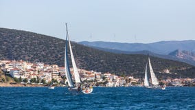 Yacht a regata di navigazione al mar Egeo vicino alle isole greche immagini stock libere da diritti Yacht a regata di navigazione al mar Egeo vicino alle isole greche immagini stock libere da diritti