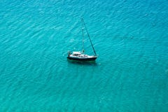 Yachtsegling i det öppna genomskinliga blåa havet arkivfoton Yachtsegling i det öppna genomskinliga blåa havet arkivfoton