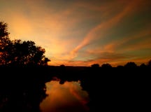 Yallow di stupore di orango ed alba blu di tramonto sopra il lago del fiume fotografia stock Yallow di stupore di orango ed alba blu di tramonto sopra il lago del fiume fotografia stock