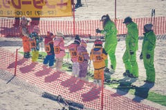 Yamanashi, Japão - 26 de janeiro de 2018: Grupo de bonito pequeno japonês ou crianças que estudam cursos de formação do esqui na imagem de stock Yamanashi, Japão - 26 de janeiro de 2018: Grupo de bonito pequeno japonês ou crianças que estudam cursos de formação do esqui na imagem de stock