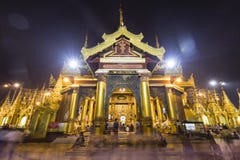 YANGON, το ΜΙΑΝΜΆΡ, στις 25 Δεκεμβρίου 2017: Δευτερεύων ναός με τους Βουδιστές εκτός από την παγόδα Shwedagon Στοκ Φωτογραφίες YANGON, το ΜΙΑΝΜΆΡ, στις 25 Δεκεμβρίου 2017: Δευτερεύων ναός με τους Βουδιστές εκτός από την παγόδα Shwedagon Στοκ Φωτογραφίες