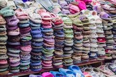 YANJIXI, JILIN, CHINA - Maart 9, 2018: De pantoffels worden verkocht uit uitgespreid en gestapeld royalty-vrije stock afbeeldingen YANJIXI, JILIN, CHINA - Maart 9, 2018: De pantoffels worden verkocht uit uitgespreid en gestapeld royalty-vrije stock afbeeldingen