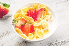 Yaourt avec des cornflakes et des fraises photo stock Yaourt avec des cornflakes et des fraises photo stock