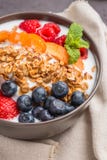 Yaourt avec la granola et les baies cuites au four photo stock Yaourt avec la granola et les baies cuites au four photo stock
