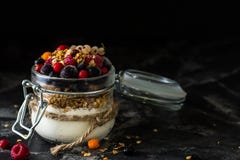 Yaourt avec la granola et les baies dans le petit pot, fraises, myrtilles , cassis douceur Yaourt fait maison photos libres de droits Yaourt avec la granola et les baies dans le petit pot, fraises, myrtilles , cassis douceur Yaourt fait maison photos libres de droits