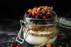 Yaourt avec la granola et les baies dans le petit pot, fraises, myrtilles , cassis douceur Yaourt fait maison Nourriture saine photo libre de droits Yaourt avec la granola et les baies dans le petit pot, fraises, myrtilles , cassis douceur Yaourt fait maison Nourriture saine photo libre de droits