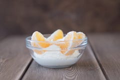Yaourt et tranches oranges dans un plat en verre sur une table en bois Image stock Yaourt et tranches oranges dans un plat en verre sur une table en bois Image stock