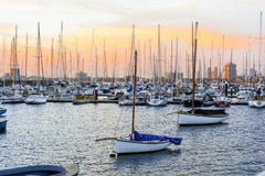 Yatch bij Rivieroever stock afbeelding Yatch bij Rivieroever stock afbeelding