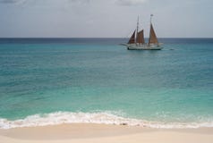 Yate que pasa una playa del Caribe hermosa imagen de archivo Yate que pasa una playa del Caribe hermosa imagen de archivo