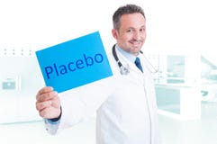 Życzliwy studenta medycyny mienia papier z placebo tekstem obrazy stock Życzliwy studenta medycyny mienia papier z placebo tekstem obrazy stock