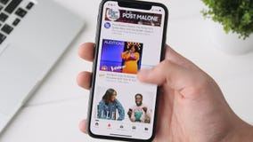Yekaterinburg, Rusland - Oktober 3, 2018: Mens die Youtube app op iPhone X gebruiken smartphone, die de pagina doorbladeren stock video Yekaterinburg, Rusland - Oktober 3, 2018: Mens die Youtube app op iPhone X gebruiken smartphone, die de pagina doorbladeren stock video