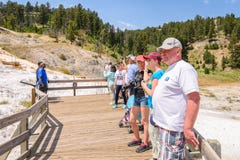 YELLOWSTONE NATIONAAL PARK, WYOMING, DE V.S. - 17 JULI, 2017: Toeristen op promenade het letten op het Terras van de Paletlente D Royalty-vrije Stock Afbeeldingen YELLOWSTONE NATIONAAL PARK, WYOMING, DE V.S. - 17 JULI, 2017: Toeristen op promenade het letten op het Terras van de Paletlente D Royalty-vrije Stock Afbeeldingen