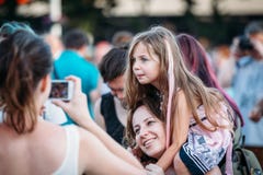 Yessentuki, território de Stavropol/Rússia - 12 de agosto de 2017: louro bonito bonito da criança da menina com o cabelo cor-de-r imagens de stock Yessentuki, território de Stavropol/Rússia - 12 de agosto de 2017: louro bonito bonito da criança da menina com o cabelo cor-de-r imagens de stock