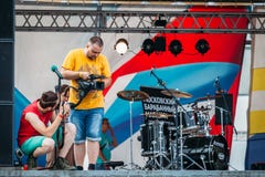 Yessentuki, έδαφος Stavropol/Ρωσία - 12 Αυγούστου 2017: videographer βίντεο βλαστών στη συναυλία στη σκηνή υπαίθρια στοκ φωτογραφία με δικαίωμα ελεύθερης χρήσης Yessentuki, έδαφος Stavropol/Ρωσία - 12 Αυγούστου 2017: videographer βίντεο βλαστών στη συναυλία στη σκηνή υπαίθρια στοκ φωτογραφία με δικαίωμα ελεύθερης χρήσης