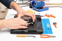 In?ynier rozmontowywa szczeg??y ?amany laptop dla naprawy zdjęcia stock In?ynier rozmontowywa szczeg??y ?amany laptop dla naprawy zdjęcia stock