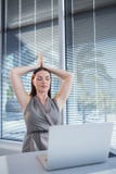 Yoga de ejecución ejecutiva femenina en el escritorio imágenes de archivo libres de regalías Yoga de ejecución ejecutiva femenina en el escritorio imágenes de archivo libres de regalías