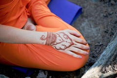 Yoga de main avec le mehendi brun de henné harmonie Photos stock Yoga de main avec le mehendi brun de henné harmonie Photos stock
