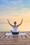 Yoga de pratique de jeune femme photo stock Yoga de pratique de jeune femme photo stock