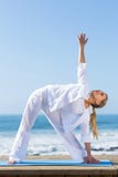 Yoga della donna invecchiata mezzo Fotografia Stock Yoga della donna invecchiata mezzo Fotografia Stock