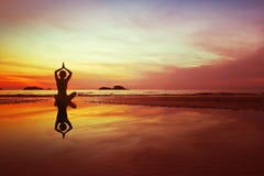 Yoga e meditazione sulla spiaggia immagine stock Yoga e meditazione sulla spiaggia immagine stock