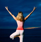 Yoga en la puesta del sol imágenes de archivo libres de regalías Yoga en la puesta del sol imágenes de archivo libres de regalías