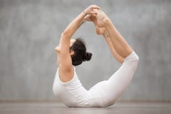 Yoga hermosa: Actitud de Dhanurasana foto de archivo Yoga hermosa: Actitud de Dhanurasana foto de archivo