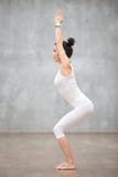 Yoga hermosa: Actitud de la silla fotografía de archivo libre de regalías Yoga hermosa: Actitud de la silla fotografía de archivo libre de regalías