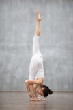 Yoga hermosa: Actitud permanente de las fracturas fotografía de archivo libre de regalías Yoga hermosa: Actitud permanente de las fracturas fotografía de archivo libre de regalías
