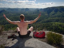 Yoga och meditation för medelålders man övande i berg royaltyfri fotografi Yoga och meditation för medelålders man övande i berg royaltyfri fotografi