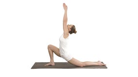 Yoga practicante de la muchacha atractiva deportiva, colocándose en ejercicio del jinete del caballo, actitud del anjaneyasana en metrajes Yoga practicante de la muchacha atractiva deportiva, colocándose en ejercicio del jinete del caballo, actitud del anjaneyasana en metrajes