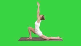 Yoga practicante de la muchacha atractiva deportiva, colocándose en ejercicio del jinete del caballo, actitud en una pantalla ver metrajes Yoga practicante de la muchacha atractiva deportiva, colocándose en ejercicio del jinete del caballo, actitud en una pantalla ver metrajes