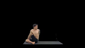 Yoga practicante del hombre, estirando el torso, Alpha Channel almacen de metraje de vídeo Yoga practicante del hombre, estirando el torso, Alpha Channel almacen de metraje de vídeo