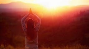 Yogakvinna som mediterar p? solnedg?ngen arkivfoton Yogakvinna som mediterar p? solnedg?ngen arkivfoton